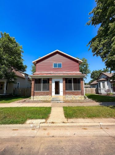 1317 Farnam St, La Crosse, WI 54601-5650