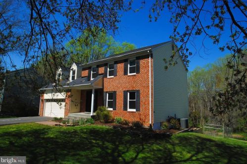 9702 Locust Hill Dr, Great Falls, VA 22066-2030