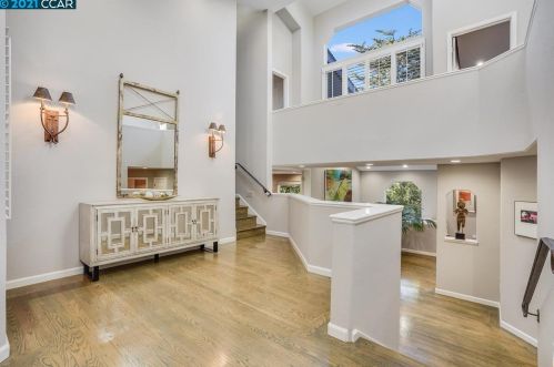 5695 Castle Dr, Oakland, CA 94611-2727