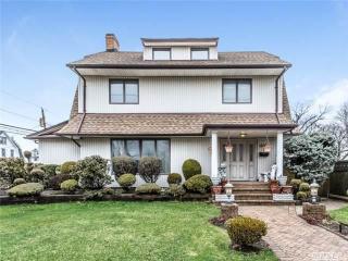59 Grove St, Lynbrook, NY 11563-2125