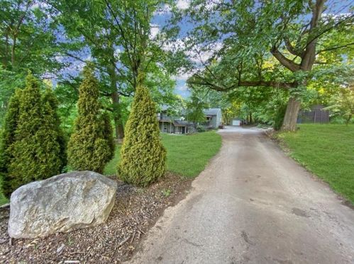 20 Scotland Ln, New Castle, PA 16101-9286