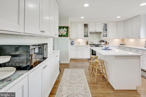 6917 Kingwood Dr, Falls Church VA  22042-3809 exterior