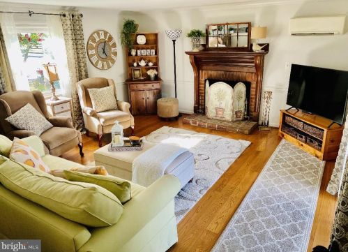 17648 Canby Rd, Leesburg VA  20175-6906 exterior