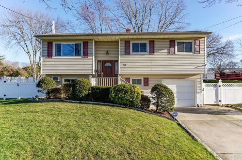 91 Babylon Ave, West Islip NY  11795-1231 exterior