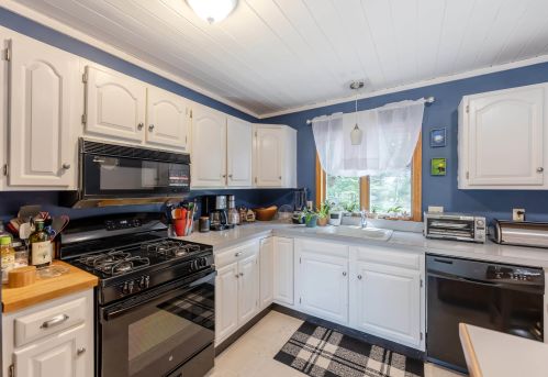 22 10th St, Kingston NH  03848-3717 exterior