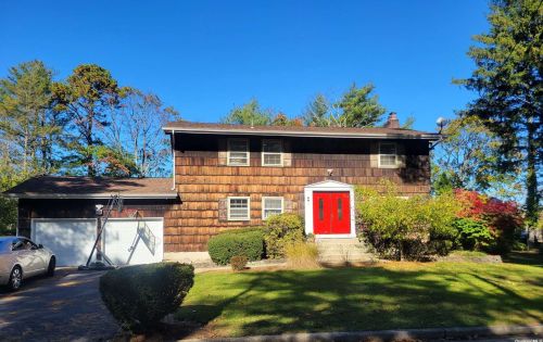 691 Lakeway Dr, Babylon, NY 11704-2005