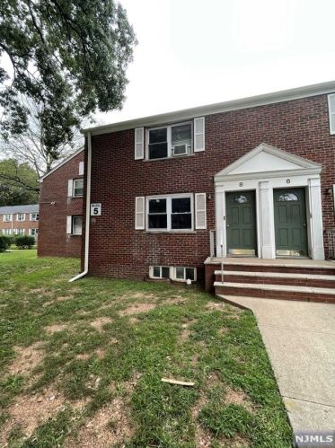 8 Carolyn Ter, Roselle, NJ 07203-2867