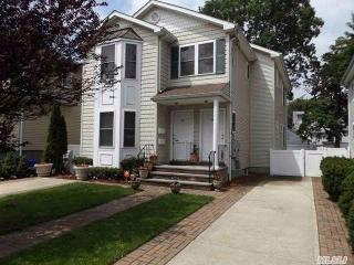 53 Dunwood Rd, Port Washington, NY 11050-1635
