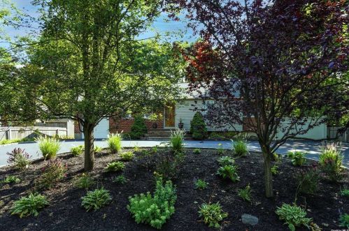 591 Elwood Rd, Elwood, NY 11731-5631