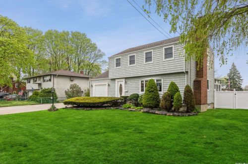 142 Farmers Ave, North Lindenhurst, NY 11757-2137