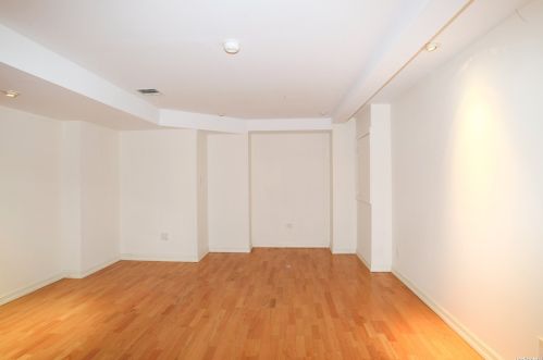 4 Sabrina Ct, Huntington Station NY  11746-4225 exterior