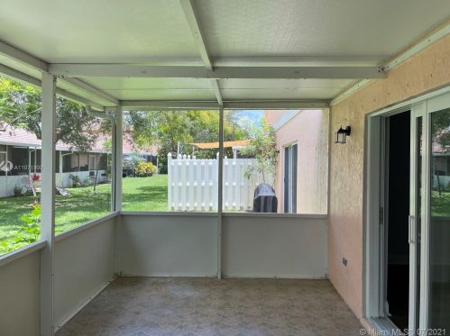 524 208 Dr, Hollywood FL 33029-2198 exterior