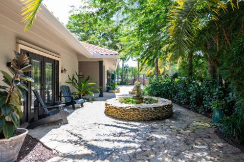 1 Alston Rd, West Palm Beach, FL 33418-6801