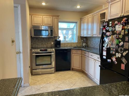47 Sherman Ave, Bethpage, NY 11714-2431