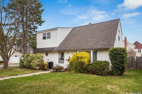17 Pershing Ave, Bethpage, NY 11714-3617