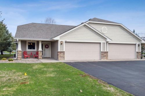 980 Keystone Ct, Hudson, WI 54016-2386