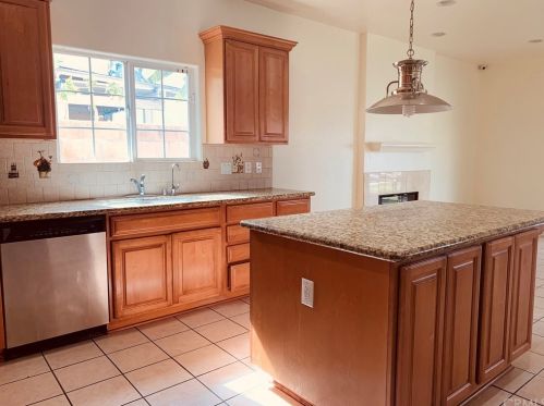 9815 Foster Rd, Downey, CA 90242-4918