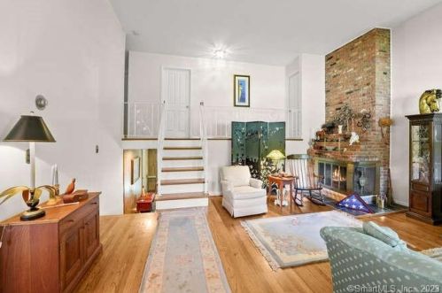 130 Wood Ridge Dr, Stamford, CT 06905-2622