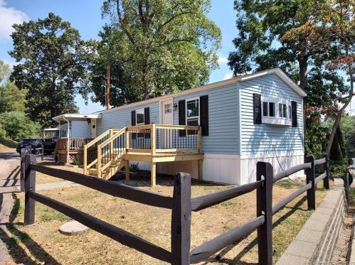 8 Hemlock Dr, Huntington, CT 06484-4760