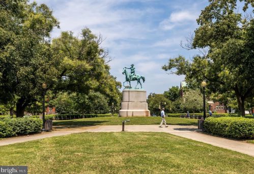 207 8th St, Washington DC 20002-6105 exterior