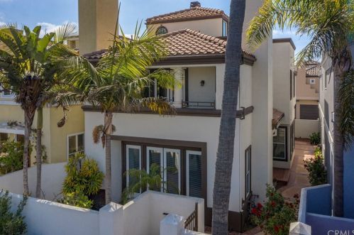 416 Goldenwest St, Huntington Beach, CA 92648-2637
