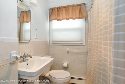 18 Hollywood Dr, Bricktown NJ  08723-3449 exterior