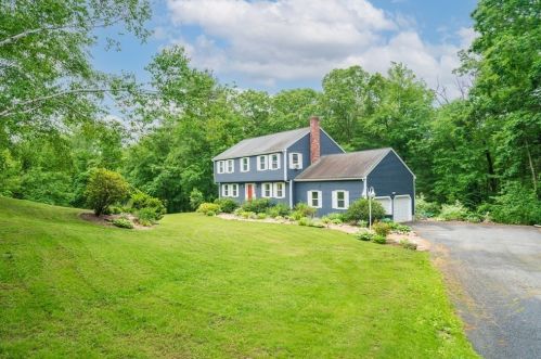 1 Leone Ln, Mendon, MA 01756-1052