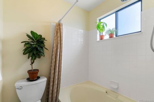 212 Nome St, Denver CO 80014-1850 exterior