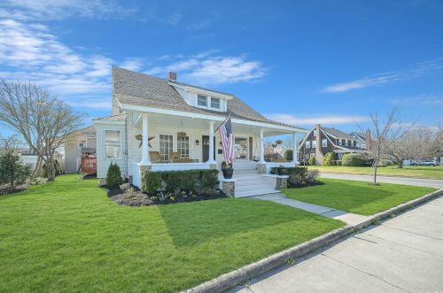 92 Cedar Ave, Canaan Lake, NY 11772-3538