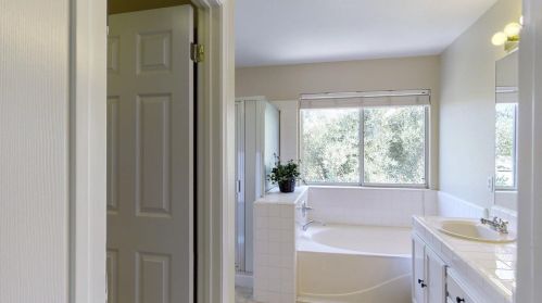 1550 Foxwood St, Hollister CA  95023-8048 exterior