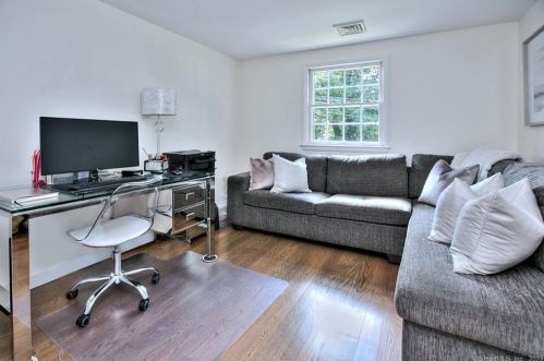 31 Larbert Rd, Southport CT  06890-1341 exterior