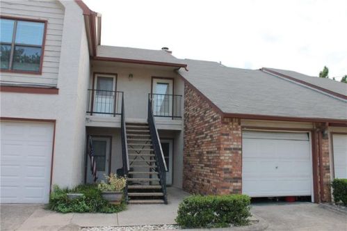 835 Harwood Rd, Hurst, TX 76054-3218