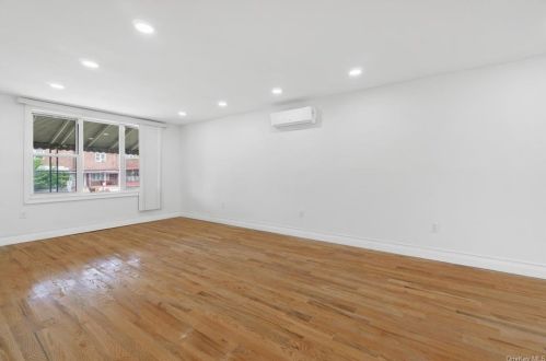 1048 226th St, Bronx, NY 10466-4816