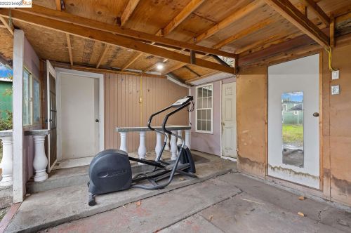 9825 E St, Oakland CA  94603-2339 exterior