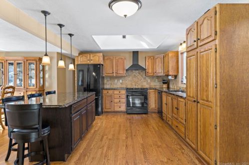 31 Dogwood Rd, North Branford, CT 06471-1438