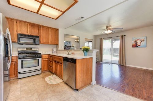 7064 Castle Creek Way, Rio Linda CA  95673-2441 exterior