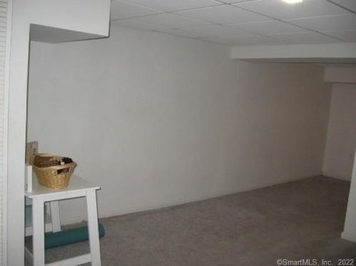 827 Oronoke Rd, Waterbury CT  06708-3923 exterior