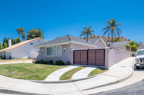 28900 Lotusgarden Dr, Santa Clarita, CA 91387-1836