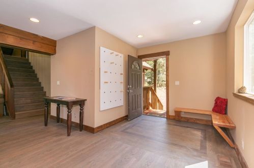 15062 Donnington Ln, Truckee, CA 96161-1136
