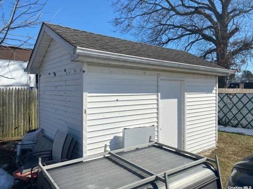 395 Oakland Ave, Central Islip NY  11722-2013 exterior