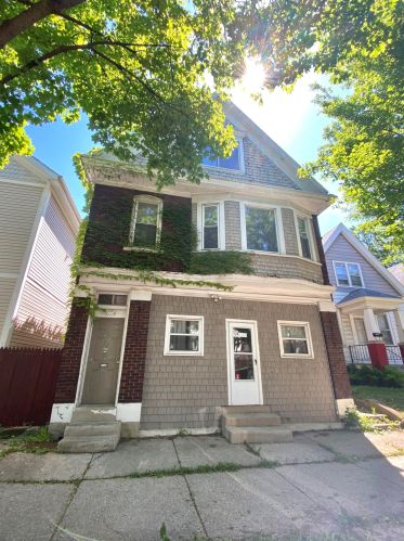 2772 Bremen St, Milwaukee, WI 53212-2606