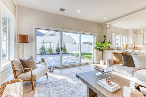 2 Hedge Ln, Westbury NY  11590-6523 exterior