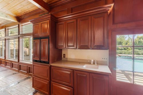 3192 Sycamore Dr, Simi Valley CA 93065-2703 exterior