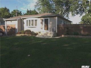 15 Chapman Pl, Bayshore, NY 11706-8001