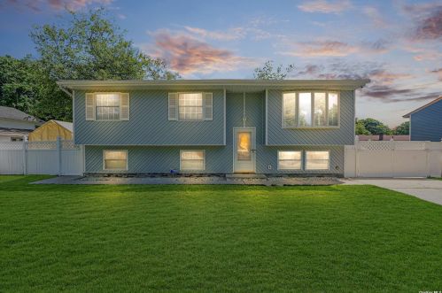 15 29th St, Wheatley Heights NY  11798-3713 exterior