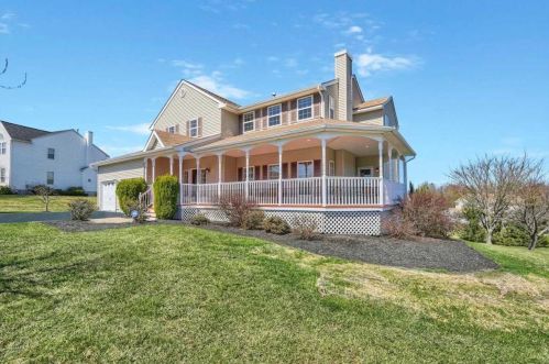 90 Firethorn Dr, New Hamburg, NY 12590-7510