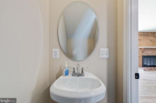 601 Clearwater Ct, Herndon VA  20170-4125 exterior