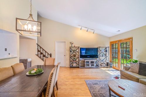 33 Rutledge Ct, East Brunswick NJ  08816-4020 exterior