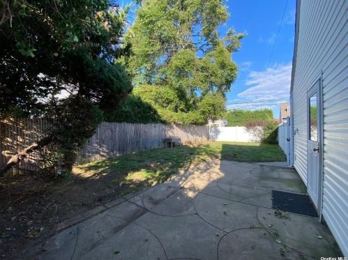 2326 Hampton Ave, Seaford NY  11783-3114 exterior