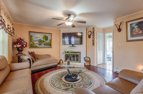 26 Elton St, Westbury, NY 11590-4641